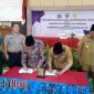 Rektor UTM, Dr. Drs. Ec. Muh. Syarif M.Si bersama Bupati Kabupaten Bangkalan saat menandatangani Nota Kesepahaman di gedung graha lantai 10 Universitas Trunojoyo Madura