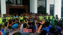 Massa Aksi memadati halaman kejaksaan Negeri Bangkalan saat menyampaikan tuntutannya