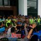 Massa Aksi memadati halaman kejaksaan Negeri Bangkalan saat menyampaikan tuntutannya