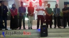 Wakil rektor III H. Boedi Mustiko di Dampingi kepala BAAK, saat pembacaan berita acara Pilpresma di depan Gedung Rektor