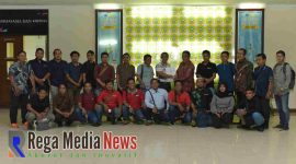 Insan Pers Bangkalan  saat berpose bersama rektor UTM di dampingi Kasubaghum UTM, Foto; Humas UTM For Regamedia