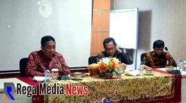 Rektor UTM, Dr. Drs. Ec. H. Muh. Syarif M.Si saat memberikan sambutan pada awak media, pada acara FGD dan Gethering Media di UTM.