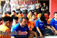 Kapolres Bangkalan, AKBP Boby Pa'ludin Tambunan saat memperlihatkan barang bukti kepada awak media