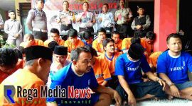 Kapolres Bangkalan, AKBP Boby Pa'ludin Tambunan saat memperlihatkan barang bukti kepada awak media