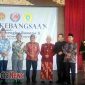 Sri Sultan Hamengkubowono X di Dampingi tokoh Madura Prof. Mahfud MD, Rektor UTM, Muh. Syarif, serta beberapa Kesultanan di Madura saat berpose usai pemberian penghargaan kepada Sri Sultan Hamengkubowono X