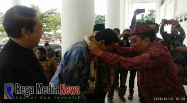 Rektor UTM, Muh. Syarif saat menyambut Raja Hamengkubowono X di pintu Masuk Gedung Pertemuan