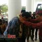 Rektor UTM, Muh. Syarif saat menyambut Raja Hamengkubowono X di pintu Masuk Gedung Pertemuan