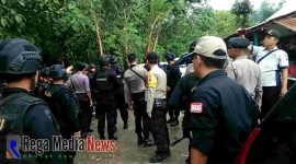 Petugas Kepolisian berembuk saat melakukan pengerebekan di Dusun Tapel Desa Parseh Kecamatan Socah