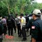 Petugas Kepolisian berembuk saat melakukan pengerebekan di Dusun Tapel Desa Parseh Kecamatan Socah