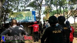 Petugas kepolisian polres Bangkalan Saat hendak merobohkan bilik narkoba Desa Parseh