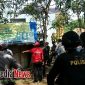 Petugas kepolisian polres Bangkalan Saat hendak merobohkan bilik narkoba Desa Parseh