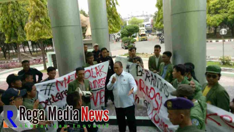 Massa aks saat melakukan alsinya di depan Gedung Giri Loka