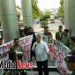 Massa aks saat melakukan alsinya di depan Gedung Giri Loka