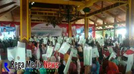 Masyarakat mengangkat sertifikat tanah yang telah di perolehnya di pendopo Kabupaten Bangkalan