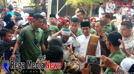 Joko Widodo usai Deklarasi di kerubuni warga pendukung di halaman gedung rato ebuh