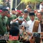 Joko Widodo usai Deklarasi di kerubuni warga pendukung di halaman gedung rato ebuh