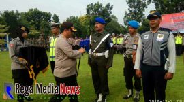 Kapolres Bangkalan, AKBP Boby Pa'ludin Tambunan Saat menyematkan pita kepada salah satu personel Apel Pasukan