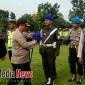 Kapolres Bangkalan, AKBP Boby Pa'ludin Tambunan Saat menyematkan pita kepada salah satu personel Apel Pasukan