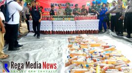 Polres Bangkalan AKBP Boby Pa'ludin Tambunan saat mengecek barang bukti miras sebelum di musnahkan