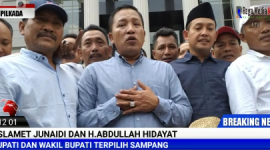 Paslon Jihad (H. Slamet Junaidi dan H. Abdullah Hidayat) saat diwawancara awak media usai sidang putusan MK.