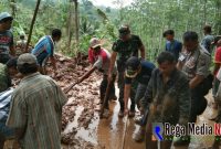 Beberapa anggota TNI dan Polri bersama warga dilokasi bencana (foto : Penrem Brawajaya)