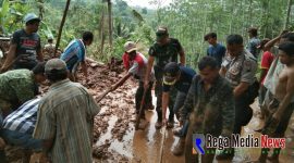 Beberapa anggota TNI dan Polri bersama warga dilokasi bencana (foto : Penrem Brawajaya)