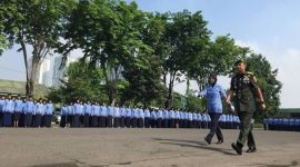 Kasdam V/Brawijaya Brigjen TNI Bambang Ismawan saat cek kesiapan peserta apel HUT Korpri ke 47.