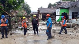 Tampak beberapa petugas memantau serta mengevakuasi bekas tsunami di Selat Sunda.