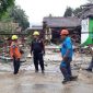 Tampak beberapa petugas memantau serta mengevakuasi bekas tsunami di Selat Sunda.