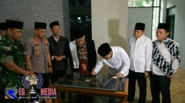 Walikota Cimahi Ajay M Priatna saat menandatangi dalam peresmian Masjid Assalam.