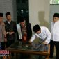Walikota Cimahi Ajay M Priatna saat menandatangi dalam peresmian Masjid Assalam.