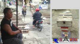 Kang Bencoy tengah meratapi hilir mudik para pengendara yang melintas diperlintasan kereta api yang dijaganya.