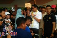 Sandiaga Uno tengah berbincang dengan salah satu pedagang di Sampang, disela kegiatan senam bersama masyarakat di lapangan Wijaya, Sampang.