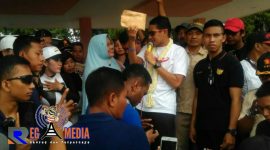Sandiaga Uno tengah berbincang dengan salah satu pedagang di Sampang, disela kegiatan senam bersama masyarakat di lapangan Wijaya, Sampang.