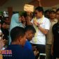 Sandiaga Uno tengah berbincang dengan salah satu pedagang di Sampang, disela kegiatan senam bersama masyarakat di lapangan Wijaya, Sampang.