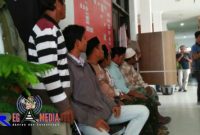 Terlihat beberapa warga Desa Morbetoh, Kecamatan Banyuates, tengah memadatai kantor Kejaksaan Negeri Sampang.