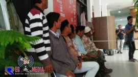 Terlihat beberapa warga Desa Morbetoh, Kecamatan Banyuates, tengah memadatai kantor Kejaksaan Negeri Sampang.
