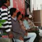 Terlihat beberapa warga Desa Morbetoh, Kecamatan Banyuates, tengah memadatai kantor Kejaksaan Negeri Sampang.