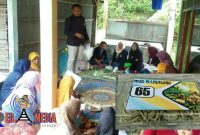 KKN Kelompok 65 Mahasiswa Universitas Trunojoyo Madura (UTM) saat  memaparkan kepada warga Dusun Semuangan, Desa Gili Barat Kec. Kamal, Kab. Bangkalan, cara membuat kangkung menjadi mie.