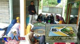 KKN Kelompok 65 Mahasiswa Universitas Trunojoyo Madura (UTM) saat  memaparkan kepada warga Dusun Semuangan, Desa Gili Barat Kec. Kamal, Kab. Bangkalan, cara membuat kangkung menjadi mie.