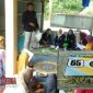 KKN Kelompok 65 Mahasiswa Universitas Trunojoyo Madura (UTM) saat  memaparkan kepada warga Dusun Semuangan, Desa Gili Barat Kec. Kamal, Kab. Bangkalan, cara membuat kangkung menjadi mie.