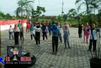 Kuliah Kerja Nyata (KKN) kelompok 23 mahasiswa Tematik Mandiri Universitas Trunojoyo Madura (UTM), saat senam Mince (Minggu Ceria) dia halaman Balai Desa Tambung, Kecamatan Pademawu, Kabupaten Pamekasan.