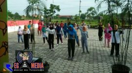 Kuliah Kerja Nyata (KKN) kelompok 23 mahasiswa Tematik Mandiri Universitas Trunojoyo Madura (UTM), saat senam Mince (Minggu Ceria) dia halaman Balai Desa Tambung, Kecamatan Pademawu, Kabupaten Pamekasan.