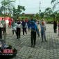 Kuliah Kerja Nyata (KKN) kelompok 23 mahasiswa Tematik Mandiri Universitas Trunojoyo Madura (UTM), saat senam Mince (Minggu Ceria) dia halaman Balai Desa Tambung, Kecamatan Pademawu, Kabupaten Pamekasan.