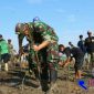 Dandim 0718/Pati Letkol Arm Arief Darmawan saat menanam mangrove di pesisir Pantai Pangkalan bersama masyarakat.