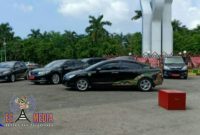 Terlihat mobil dinas Pemkab Pamekasan terparkir di area Monumen Arek Lancor yang sudah di branding batik.