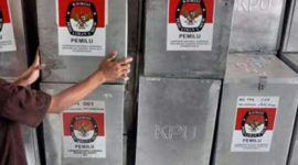 Kotak suara terbuat dari alumunium.