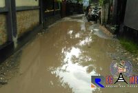 Kondisi jalan lingkungan di Jl. Manggis, Kelurahan Gunung Sekar, Sampang, usai turun hujan.