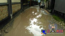 Kondisi jalan lingkungan di Jl. Manggis, Kelurahan Gunung Sekar, Sampang, usai turun hujan.