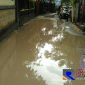 Kondisi jalan lingkungan di Jl. Manggis, Kelurahan Gunung Sekar, Sampang, usai turun hujan.